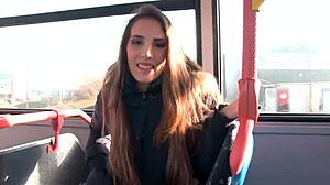 一个惊人的金发女人在公共汽车上小便,暴露了她的生殖器,并在工地前长期交往。