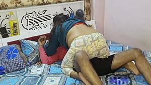 Baştan çıkarıcı Hintli kadın, eniştesinden yüksek çözünürlükte Hindi sesli sert seks alıyor