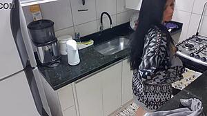 Seksi bir kadın, mutfakta devasa bir yarakla kendini tatmin ediyor