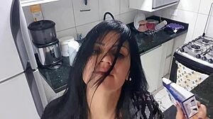 אישה סקסית מפנקת את עצמה עם זין מפלצתי במטבח