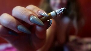 Yndig pige hengiver sig til en romantisk cigarrygning-session