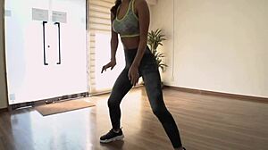 Seksi črna dekleta vroča plesna rutina z obrito muco in trebuščkom za vadbo!