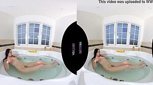 Джейд Бейкер наслаждается сольным удовольствием в расслабляющей ванне