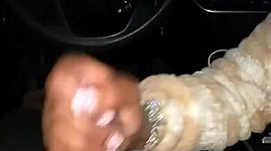 Ebony babe neemt grote zwarte lul in de auto na nachtclub