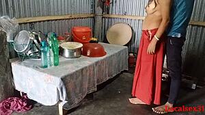 赤いサリを着たインドのおばさんが、ホットなセックス行為に従事します。
