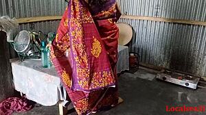 Indisk tante i rød sari engagerer sig i hot sex
