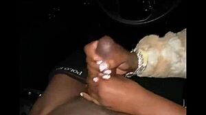 Ebony babe tager stor sort pik i bilen efter natklub