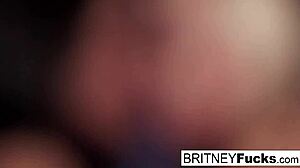 El juguetón estado de ánimo de Britney es igualado por Capris ansiosa por participar