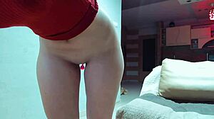 Una impresionante chica en un vestido sexy muestra sus increíbles caderas en la webcam