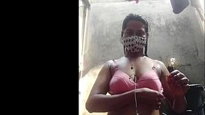 Bangladeshisk babe tager på en stor pik i hardcore video