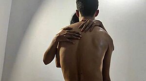 Et ungt par hengiver sig til lidenskabelig elskov i bengalsk porno