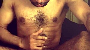 Elijah Nelson își arată penisul negru masiv în acțiune