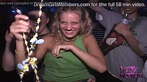 Ragazze universitarie mostrano le loro linee di abbronzatura durante la pausa primaverile mentre ballano e si strusciano a una festa