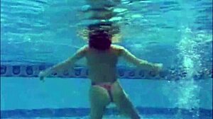 Het undervanns-samling med bikinikledde babes