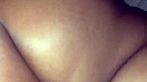 Tučná ebenová dáma dáva veľkému čiernemu penisu mokré hlboké hrdlo