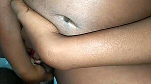 Ibu rumah tangga hitam Inggris memberikan blowjob dan menerima kejutan anal