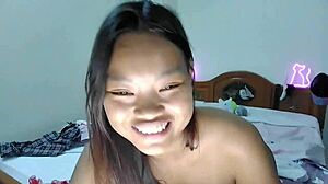 Млади тајландски тинејџери аматери снимају соло видео мастурбацију код куће