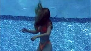 Kompilasi panas di bawah air yang menampilkan gadis-gadis bikini-pakaian
