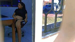 Een jonge buurvrouw geeft zich over aan soloplezier door porno te kijken met een open raam, waarbij haar intieme momenten worden onthuld met haar delicate vingers en kleine borsten. Een boeiend gezicht voor degenen die de aantrekkingskracht van onschuld en schoonheid waarderen
