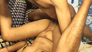 Νεαρό ζευγάρι Μπενγκάλι επιδίδεται σε παθιασμένο έρωτα στο σπίτι