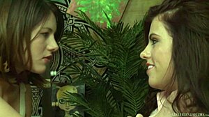 情熱的なブルネットのアドリアナ・チェチックとシャイラ・ジェニングスが相互クニリングスとおっぱい吸いに耽る