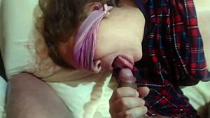 Vídeo gravado secretamente com o filho do amigo da esposa madura, dando prazer a ela com seu grande pênis enquanto ela faz sexo oral e recebe uma ejaculação em sua boca