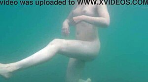 Ада Боянас плува на открито без бански костюми