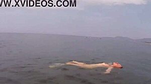 Ada Bojanas pływa na zewnątrz bez strojów kąpielowych