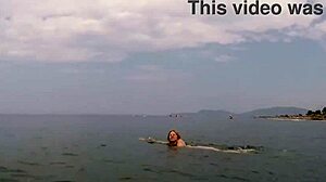 Η Άντα Μπογιάνας κολυμπάει στον εξωτερικό χώρο χωρίς μαγιό
