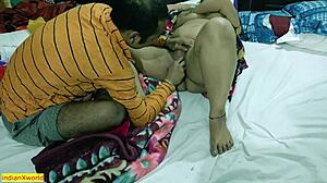 Млад мъж се занимава с табу индийски бенгалски секс с партньора си