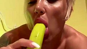 Мишићава жена се препушта соло игри са бананом и две кобасице