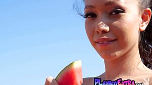 Azijska lepotica Kit Rysha se sleče in uživa v okusnem sadju na prostem