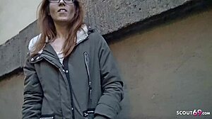 Мршава немачка тинејџерка доживљава интензиван оргазам током сусрета на кастингу на отвореном