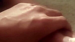 Zmysłowy brazylijski fetysz stóp z ashy palcami u stóp i podeszwą, gdy ukochana osoba śpi
