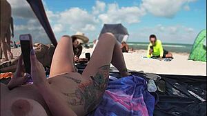 ¡La novia casada comparte el POV de la playa de los voyeurs mientras se masturba!