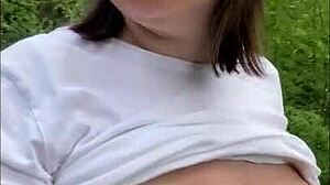 सार्वजनिक वेश्या पार्क में अपने बड़े प्राकृतिक स्तन दिखाती है।