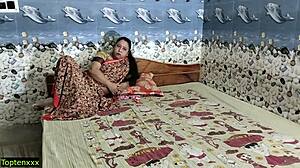 Genç Hintli erkekler sıcak bir Bengalli ev kadınıyla ilk kez karşılaşıyorlar