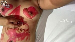 10代の女の子が自家製ビデオで口紅で裸のアジア人の体をスケッチします。