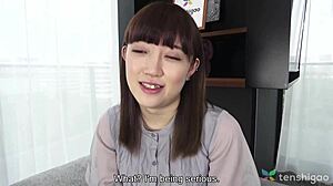 Nagisa Katagiri, amatorska modelka z Tokio, rozbiera się na rozmowę castingową na kanapie i daje nieocenzurowany blowjob, a następnie palcuje i lize cipkę