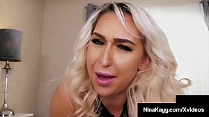 Nina Kayy, en busty fristerinne, engasjerer seg i muntlig nytelse med en stor hard penis