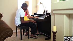 Аматьорска двойка става непослушна по време на урок по пиано