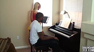 زوجان هاويان يصبحان شقيين أثناء درس البيانو