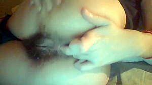 Intialainen webcam tyttö nauttii sormitus ja anaali pelata