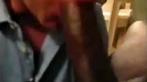 Gay interracial fait une fellation avec une grosse bite qui éjacule